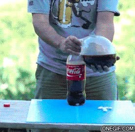 Esto es lo que pasaría con tu estómago si consumieras Coca-Cola y Mentos coca-cola,mentos,condón,explosión,estómago,muerte,química