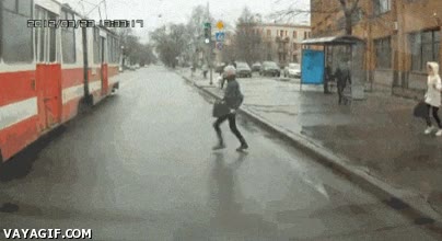 tranv&iacute;a,transporte,mandar,irse,golpe,patada