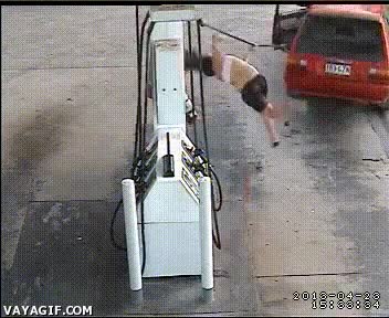 Coche,Freno de mano,Mano,Niño,Accidente,Estación de servicio,Combustible,Gasolinera