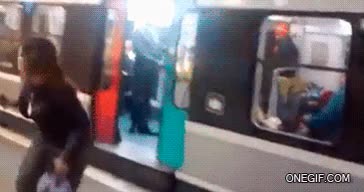 cerrar,bloquear,metro,mujer,patada,puerta