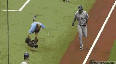 Una tropiezo lo tiene cualquiera, pero este vale como 2000 euros caida,camara,baseball,romper,rota,beisbol,carrera,correr,tropezar