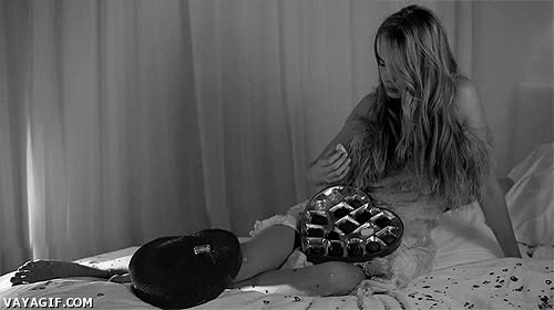 bombones,cama,comer,caja,chocolate,sustitutivo,cara delevingne