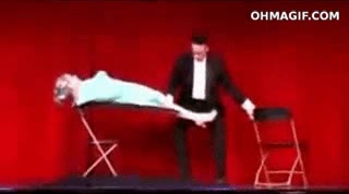 ¡Y ahora, damas y caballeros, verán flotar a esta señorita! Abracadab... mago,fallo,sillas,flotar,levitar,fallar,fail,truco,magia