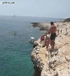 suicida,muerte,roca,choque,por poco se mata,costa,mar,playa,salto