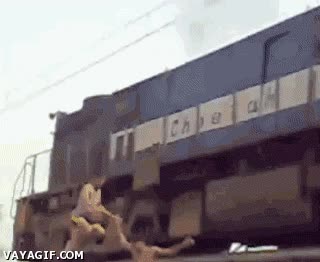 via del tren,saltar,tontería,tonto,vivir al limite,puente,rio,caida,tren