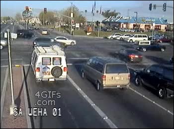 Tanto jugar al Need for Speed no puede ser bueno semaforo,conducir,videojuegos,suerte,saltar,cojones,kamikaze,need for speed