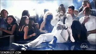 seguir cantando,disimular,improvisar,golpe,ca&iacute;da,p&uacute;blico,salto,cantante