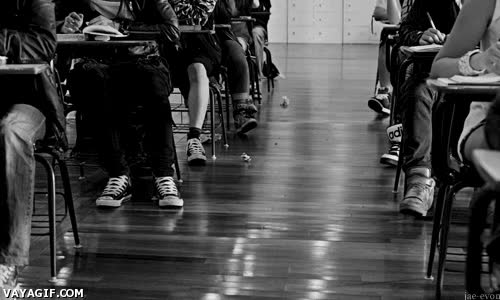 pies,clase,aula,pupitres,impacientes,impaciencia