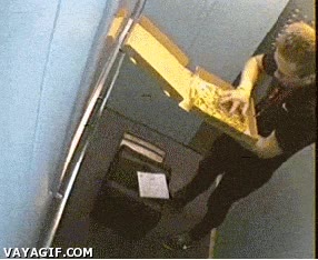 Cuando te falten ingredientes en tu pizza, ya sabes de quién es culpa Robar,Ascensor,Aceitunas,Entrega,Pizza,Pizzero