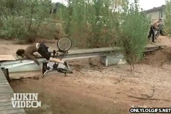 piñazo,adios espalda,resbaladizo,resbalar,bicicleta,caida,muelle,fail