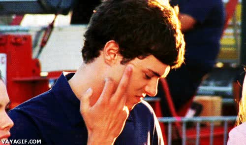 expresion,disimulado,disimulo,peineta,mirar,caer mal,persona