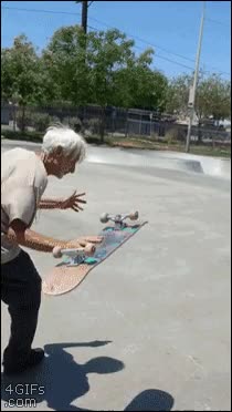 La edad nunca es una excusa válida, aquí la prueba inequívoca skateboard,abuelo,skate,like a boss,rules,monopatin,hombre mayor
