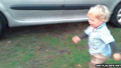 saltar,caer,chof,pequeño,niño,caida,baño,lodo,charco,ternura