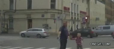 paso de cebra,paso de peatones,cruzar,padre,hijo,coche,pistola,apuntar