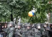 trolear,pelota de playa,soldados,antidisturbios