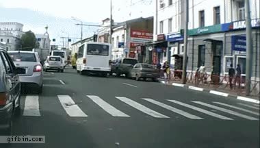 parachoque,peatones,calle,paso de cebra,cruce,coche,subir