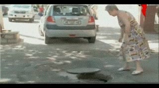 basura,alcantarilla,Señora sin verguenza