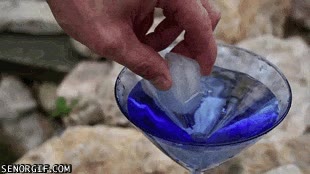 Cuando pidas un hielo para enfriar tu bebida, que no sea de estos agua,hielo,congelar,truco,brujeria,cubito