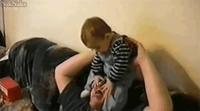 que asco,niño,potar,vomitar,escupir,papá,boca,vomito,bebe