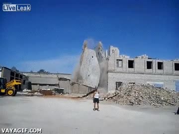 asesinos,por poco,ladrillos,salir disparados,excavadora,muro