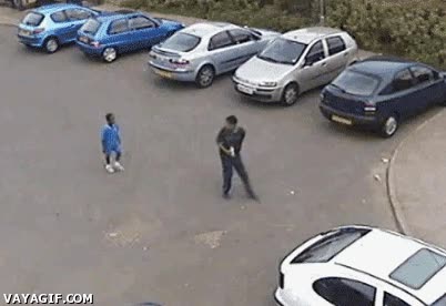 Intentar defenderte a patadas de un niño y acabar haciendo el ridículo más espantoso al suelo,vaso,defensa,defenderse,caida,patada,fail
