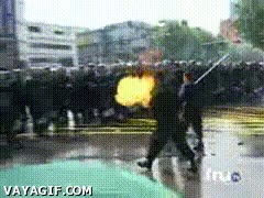 Que se te echan encima los anti-disturbios, ten un lanzallamas casero a mano manifestacion,casero,bombona,lanzallamas,soldados,policia