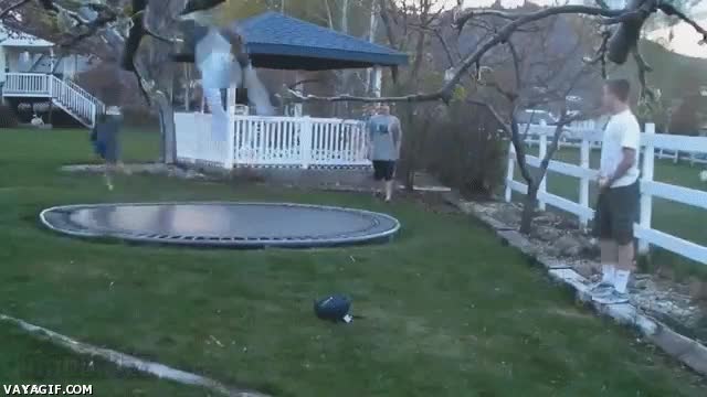 dos a la vez,cama elastica,saltar,salto,fail,guarrazo