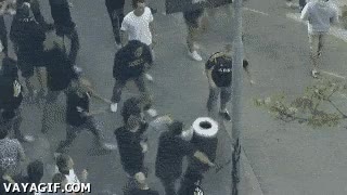 Esta papelera es la culpable de todo lo malo que nos pasa, ¡acabemos con ella! basurero,lógica,manifestación,golpes,destruir,basura,papelera,vandalismo,violentos