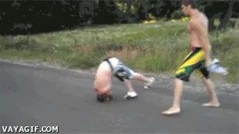 ¿Soy yo o el tío exagera un poco el golpe con esa voltereta más falsa que el pressing catch? pelea,borracho,carretera,puñetazo,voltereta