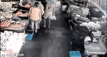 patadon,meter mano,patada,caida,salido,al suelo,pervertido