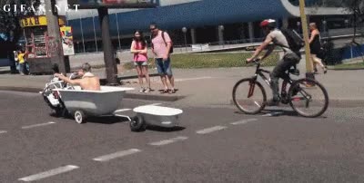 ¿Darte un baño antes de ir a trabajar? ¿Y por qué no, mientras vas a trabajar? Motor,Trabajar,Motorizado,Moto,Baño,Ducha,Bañera