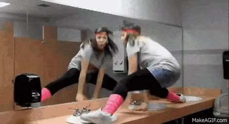 lavabo,grifo,ba&ntilde;o,bailar,resbalarse,espejo