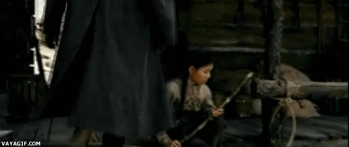 del palo,niño,patada,quita de ahí,india