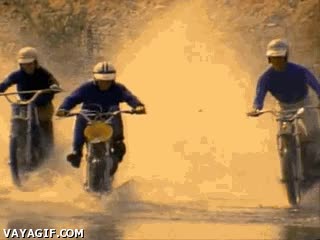 moto,agua,mojarse,charco,capullos,empapar,salpicar