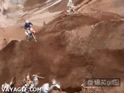 motocicleta,carrera,caída múltiple,rampa,resbalar,todos,uno detras de otro