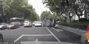 accidente,ciudad,coches,volcar