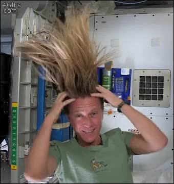 lavar,peinar,astronauta,mujer,pelo,cabello,melena,estacion espacial