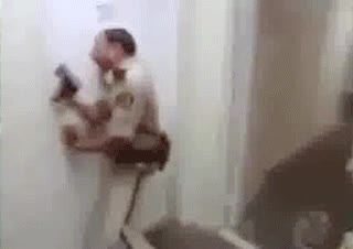 furia,a la de tres,puerta,derribar,policía,desesperacion