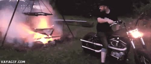 ¿Un poco de aire para la barbacoa? ¡A la orden! motocicleta,aire,encender,asado,tubo de escape