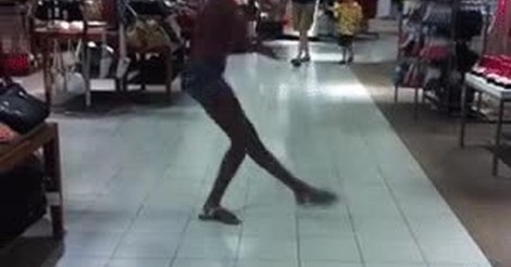¡Vaya GIF! / Practicaré mis pasos de baile cerca de este puesto de bolsos