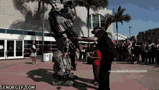 comic con,cosplay,robot,optimus,saludar,conocerse,mujer