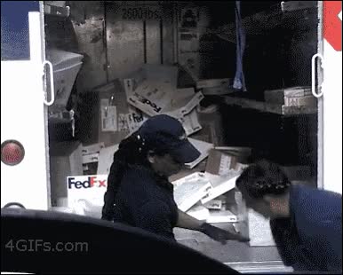 empleada del mes,cajas,paquetes,fedex,romper,rotos,trabajadores,mensajeria