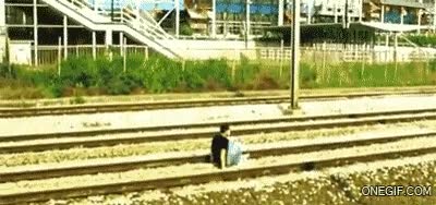 hombre,raíl,tren,debajo,loco,temerario,jugarse la vida