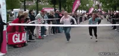 por poco,perder,caerse,carrera,meta,foto finish,tropezar,al suelo,mujeres