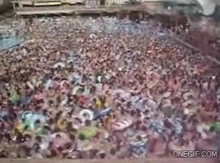 Olas,piscina,mucha,gente,asia,asiaticos,china,flotadores