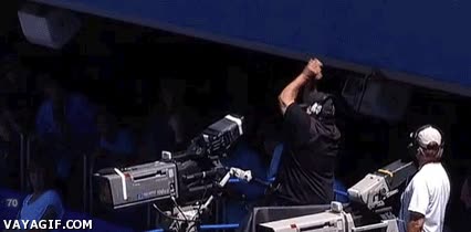 Esta vez el cámara coge la pelota de baseball al vuelo, nadie salió herido out,baseball,coger,pelota,camara,win,eliminado,al vuelo