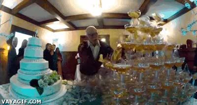 Un buen abuelo si para intentar salvar la tarta y las copas se ha de tirar en plancha, se tira abuelo,pastel,copas,fiesta,tirar,caer,tarta,en plancha