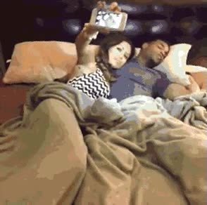 Cuando una chica que acabo de conocer quiere publicar fotos juntos en Facebook borrar,eliminar,pistola,chica,cama,foto,borrala