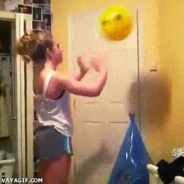 chica,habitacion,pelota,smiley,rematar,pared,rebotar,en la boca