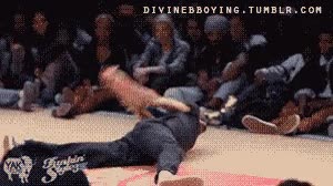 Una cosa es bailar break, pero esto sobrepasa todo lo conocido baile,bailar,breackdance,brujeria,¿brazos desencajados?,flexibilidad